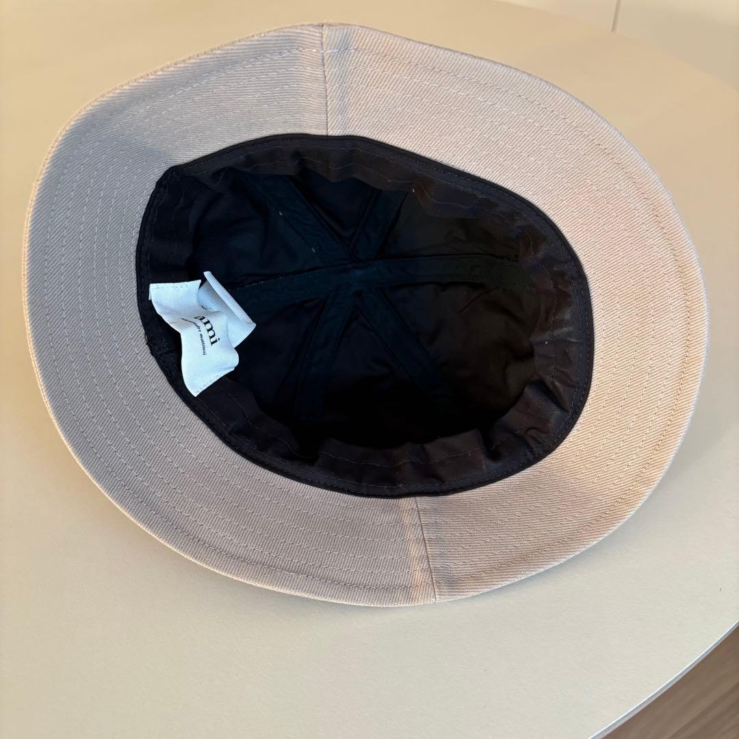 AMI PARIS ロゴプレート バケットハット ベージュ