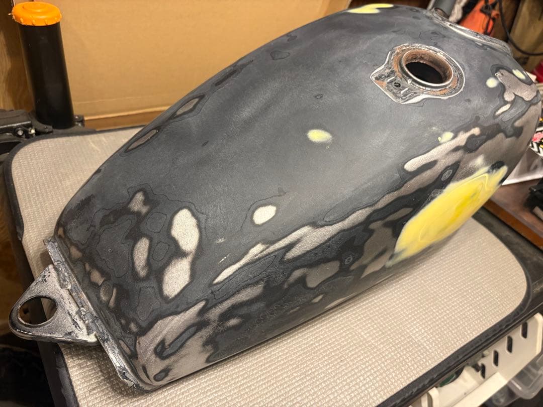 バイク用タンク 修理中 未塗装