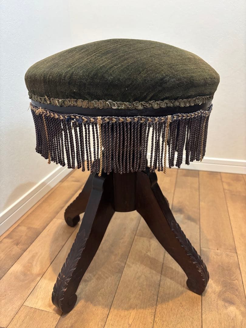 オリーブグリーン フリンジ付きスツール　ピアノ　椅子　彫刻　アンティーク