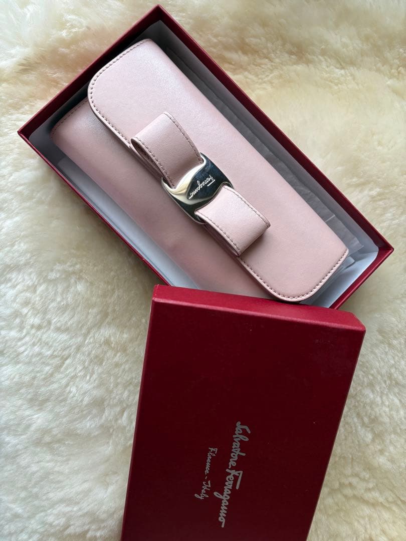 極美品✨Salvatore Ferragamo ピンク長財布