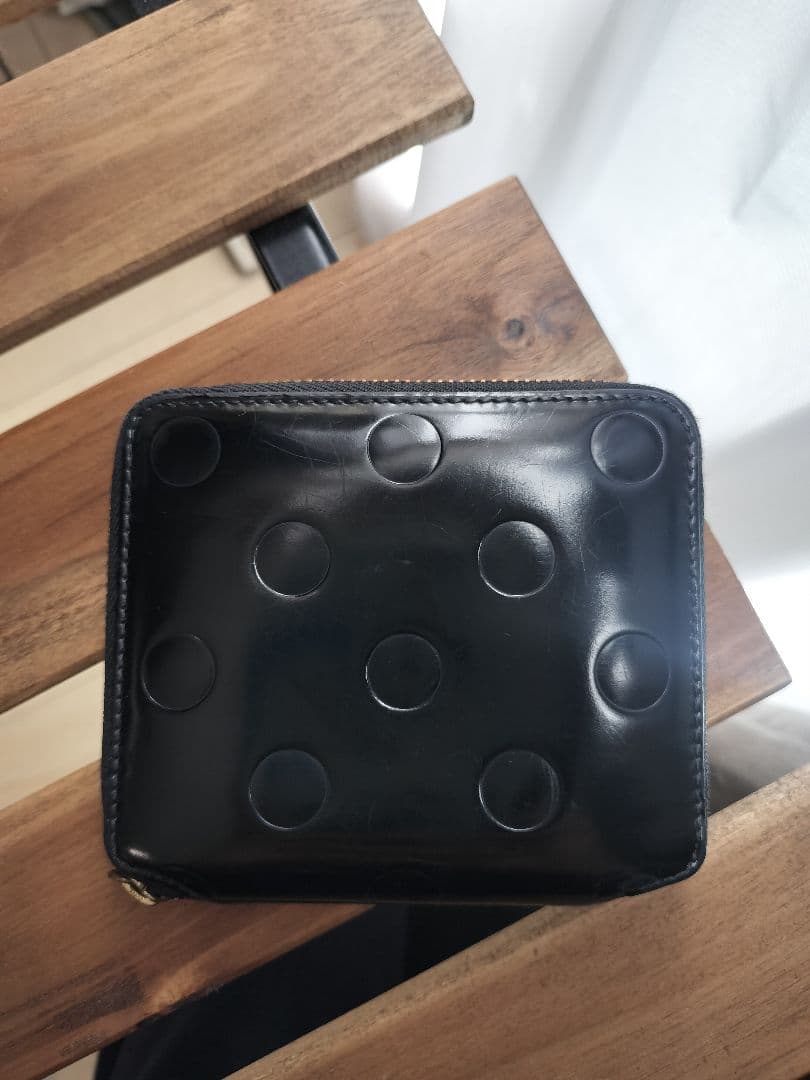 コムデギャルソン エナメルレザー ラウンドファスナー 二つ折り財布