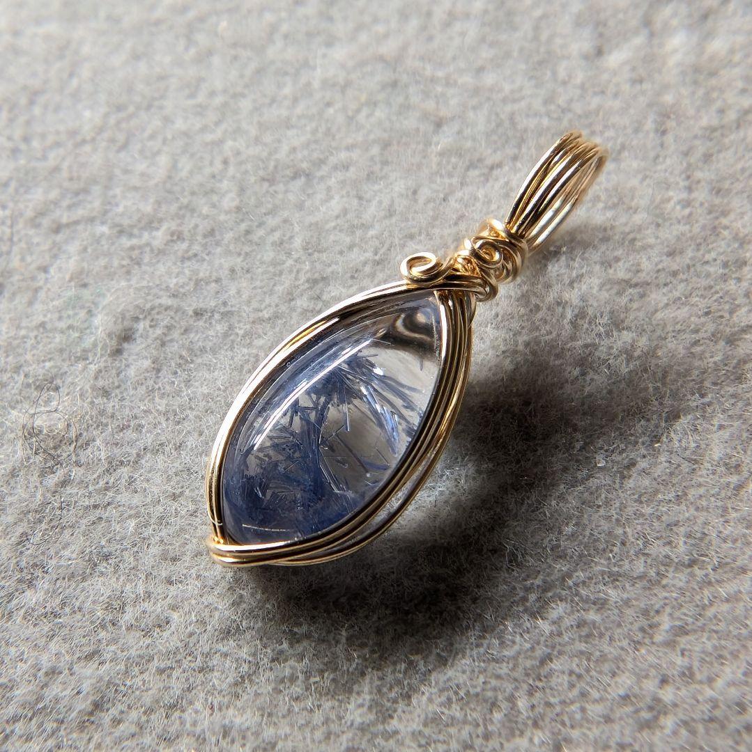 デュモルチェライトインクォーツのペントップ　14kgfワイヤーラップ