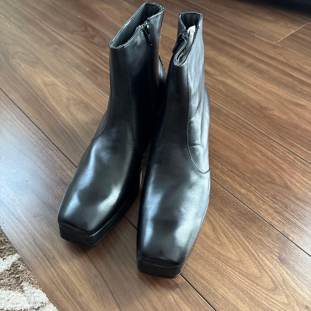 ブラックレザーショートブーツ