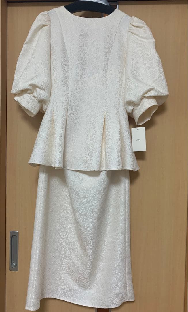 etoll. フラワージャガードセットアップドレス ペプラム　スカート