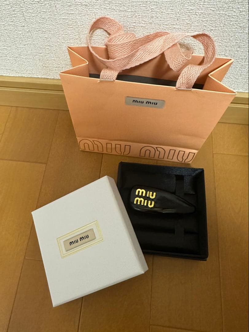 MIU MIU パテントレザー　ヘアクリップ　ヘアピン
