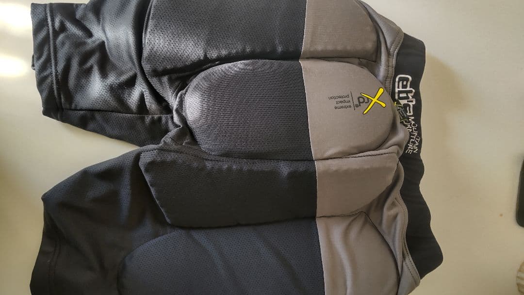 eb's エビス　ヒップ　プロテクター　ケツパッド　スノーボード