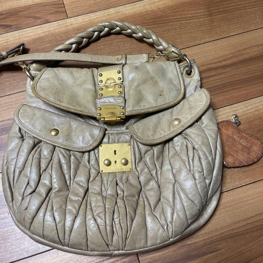 miumiuレザー プリーツデザイン ショルダーバッグ