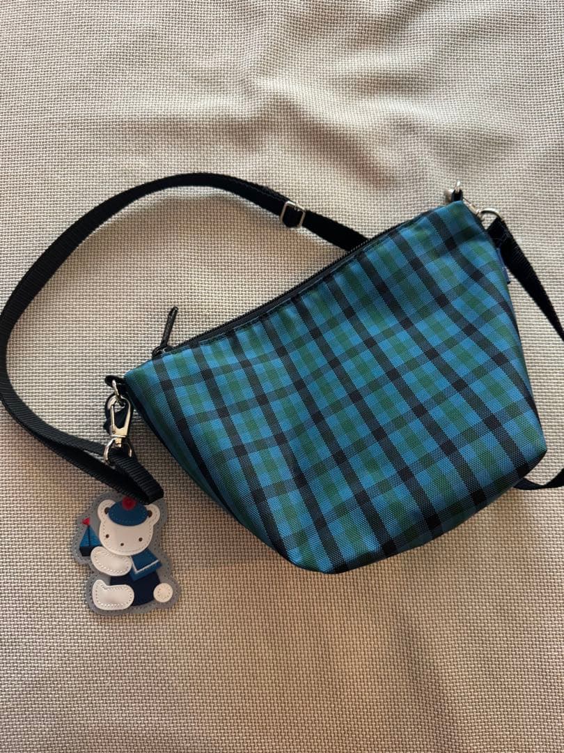 ファミリア　familiar 舟形ポシェット