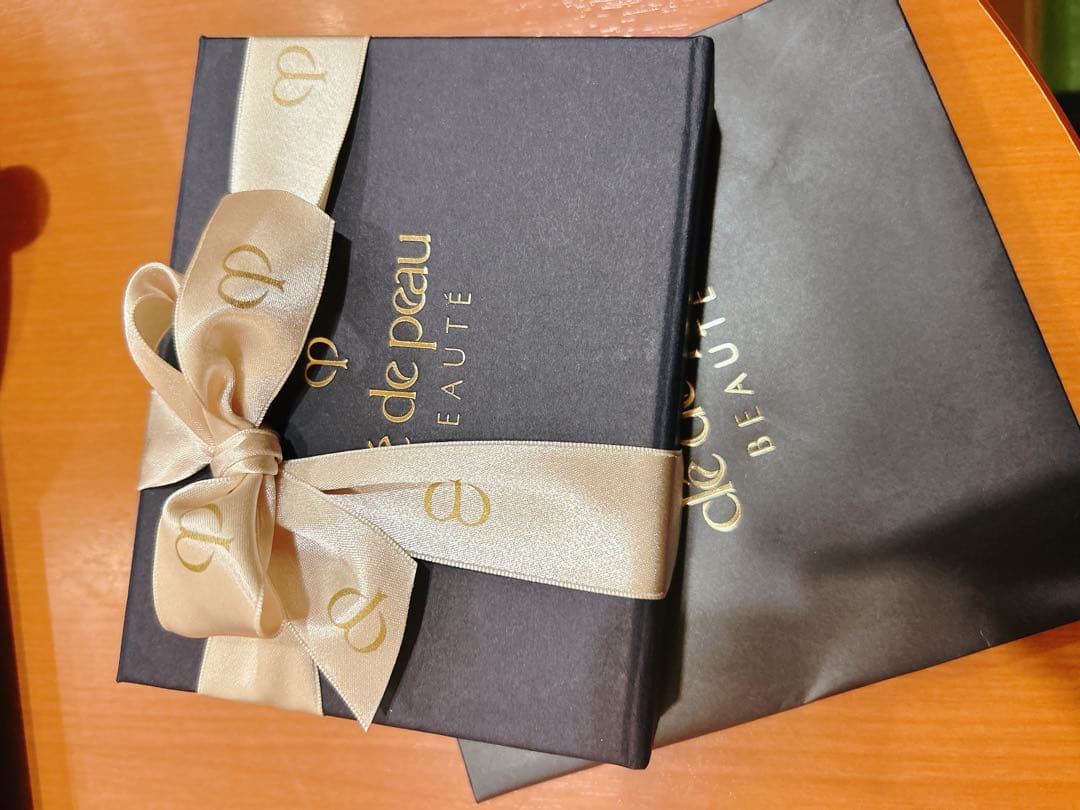 クレドポーボーデ　プードルコンパクトエッセンシエル n ギフトボックス付き