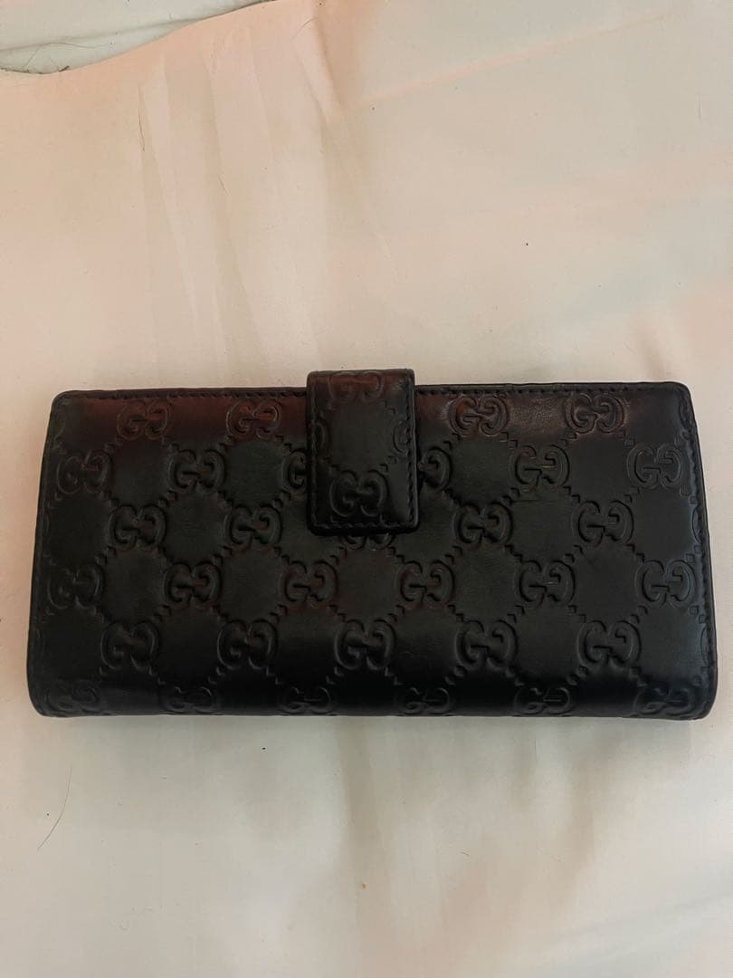 GUCCI エンボスロゴ ブラックレザー長財布