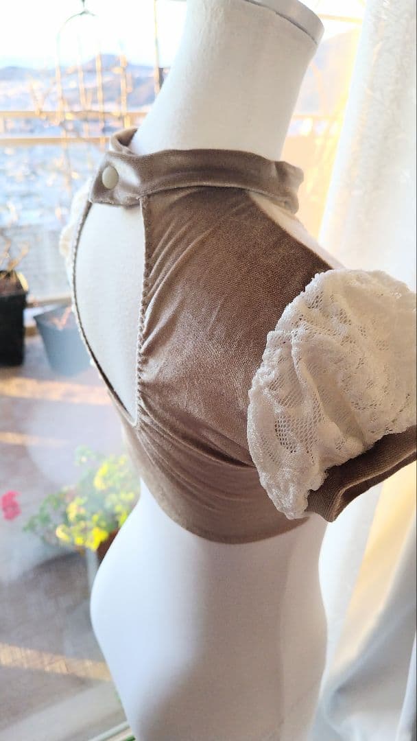 Ｓ～Ｍ／アンティーク風ゴールドベロアとふんわりレース袖チョーカー娘役レオタード