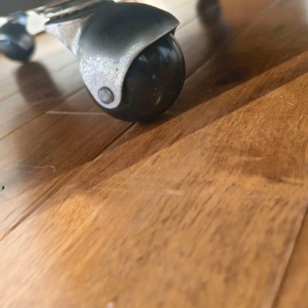 ミッドセンチュリー　ブラウン　木製サイドテーブル ボールキャスター付き　曲げ木