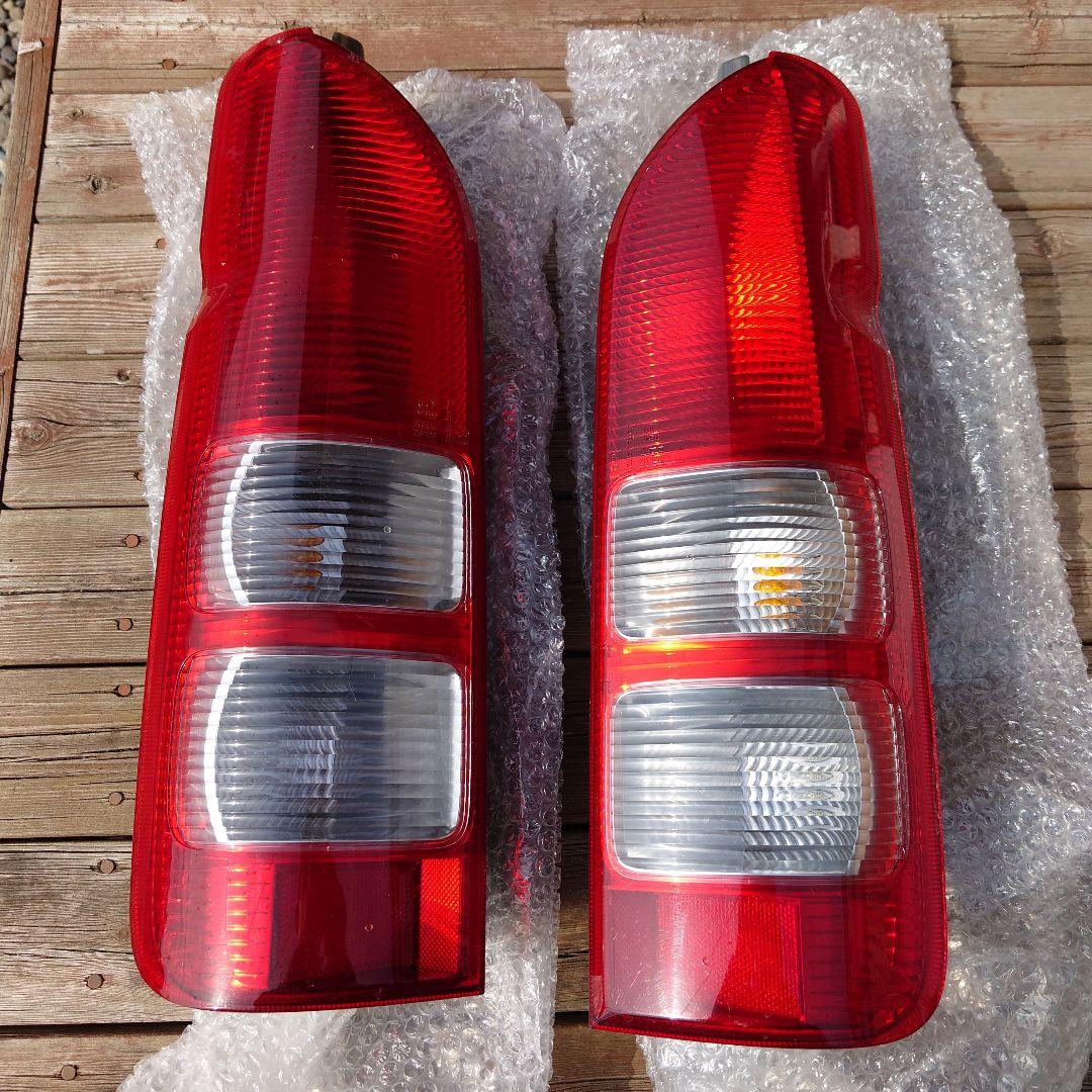ハイエース　5型後期　純正テールランプ 左右セット