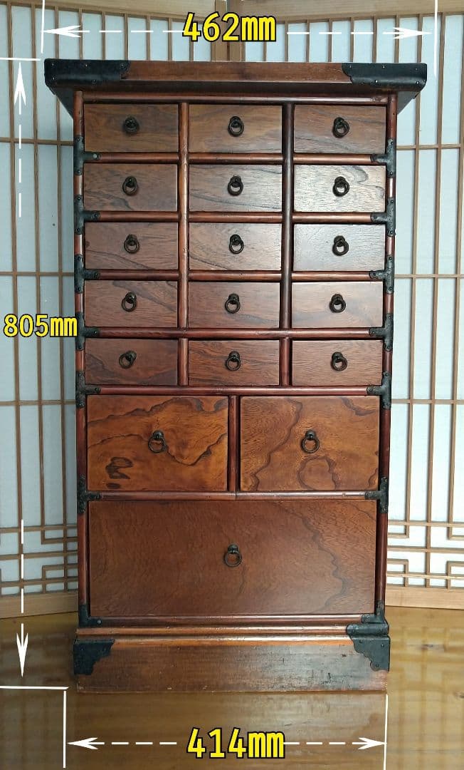 アンティーク！伝統的な和風 古木の薬箪笥 小15個・中2個・大1個の引き出し付き