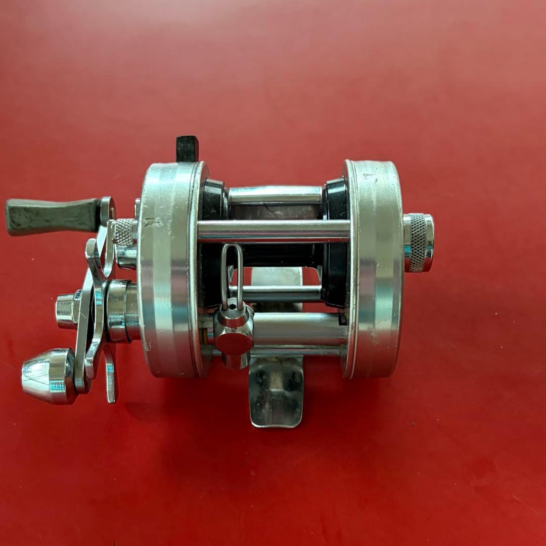 う*ゃ様 ABU2500C シルバー ベイトリール 金属製