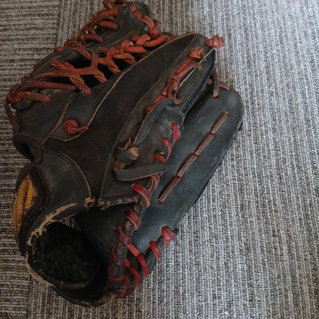 硬式野球グローブ 黒と赤