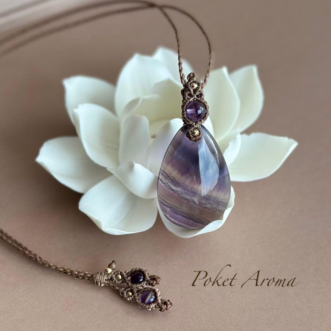 『天秘糸』大きなパープルフローライトとファントムアメジストのマクラメネックレス