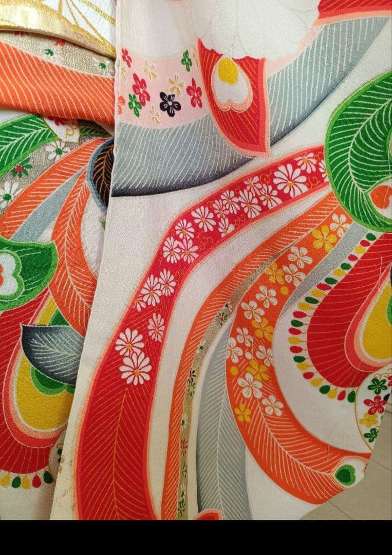 アンティーククリーム色にカラフル模様の着物単品☆2歳から3歳