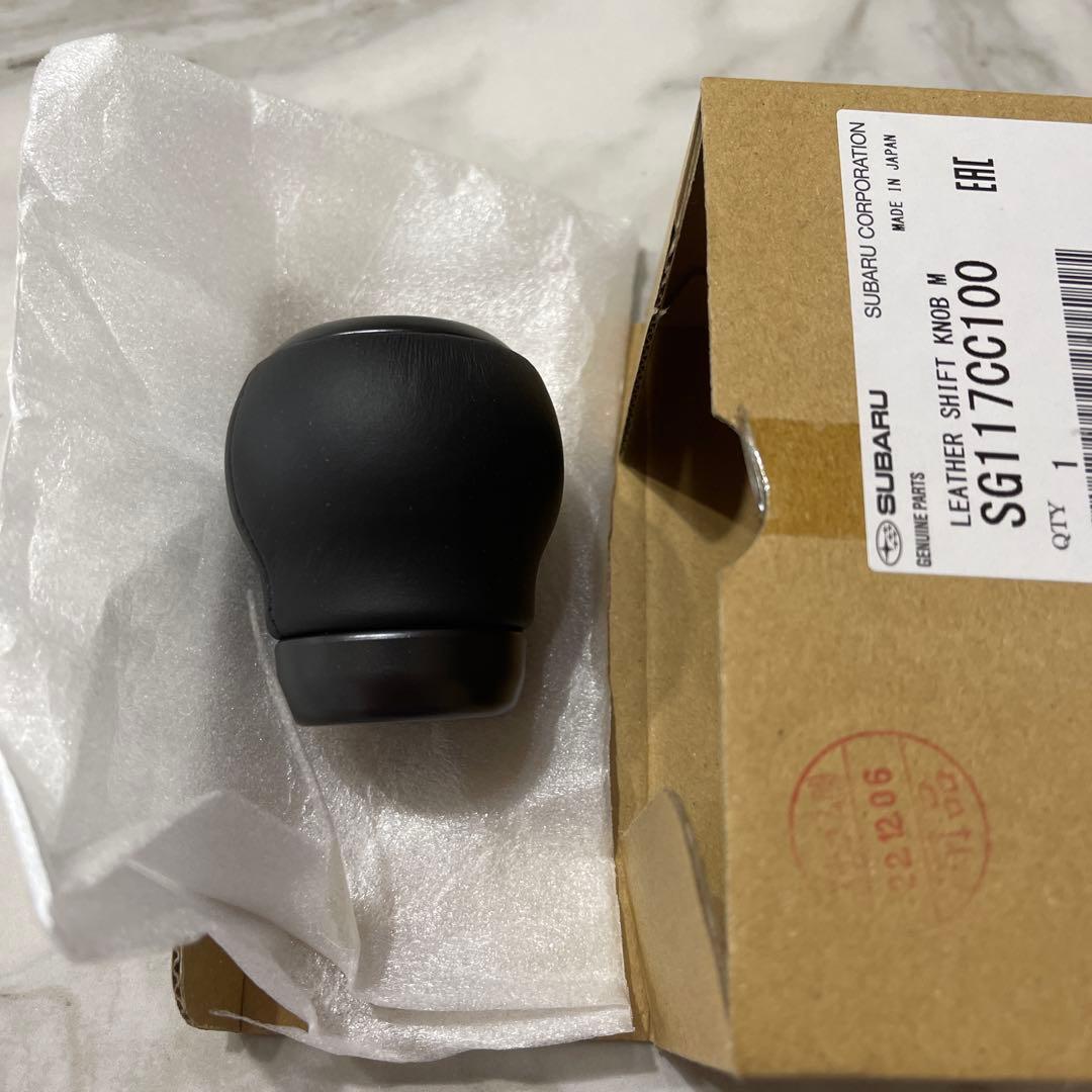スバル　BRZのレザーシフトノブ　純正部品　トヨタ86もちろん