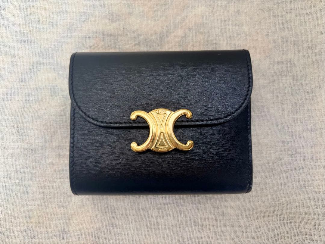 セリーヌ スモール フラップウォレット トリオンフ シャイニーカーフスキン 黒