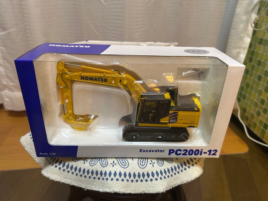 Komatsu PC200i-12 ミニチュア重機 1/50
