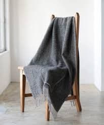 グレーのフリンジ付きブランケット