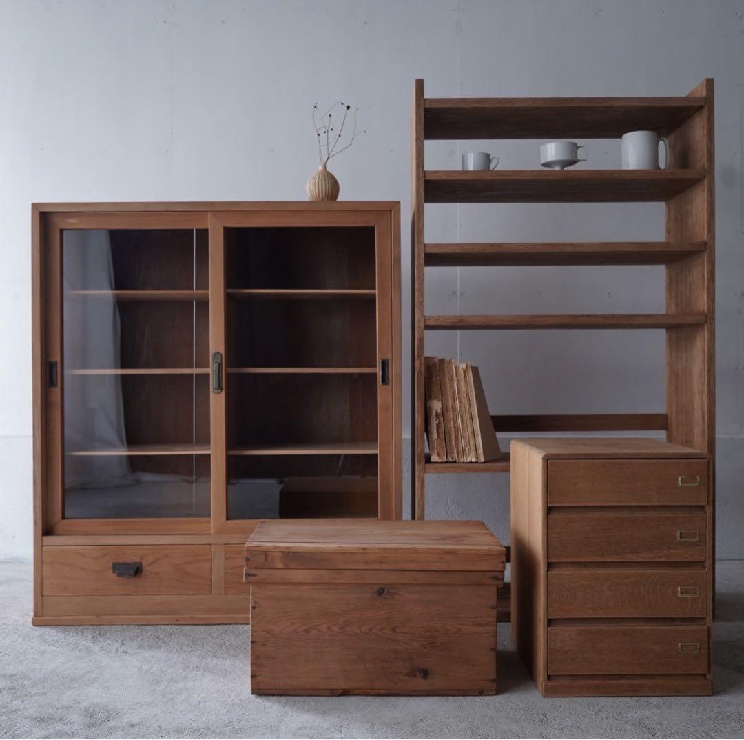 ガラス引戸のキャビネット