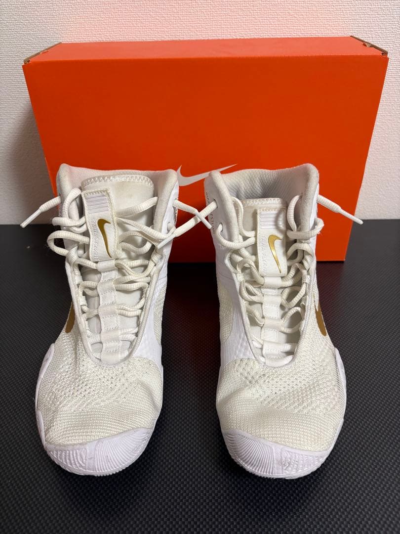 ナイキ・タワ（NIKE TAWA）［ホワイト/ゴールド］