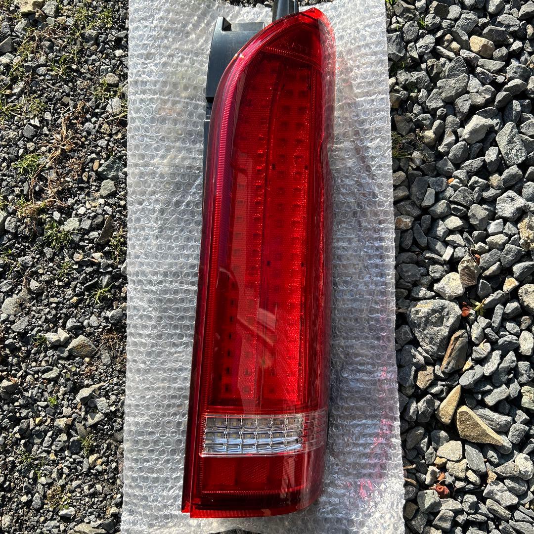 200系ハイエース　社外テールランプ　中古　右側