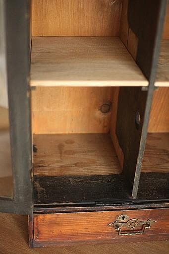 古い小ぶりな木製のガラス戸棚×小引き出し　食器棚　本棚　キャビネット　古家具