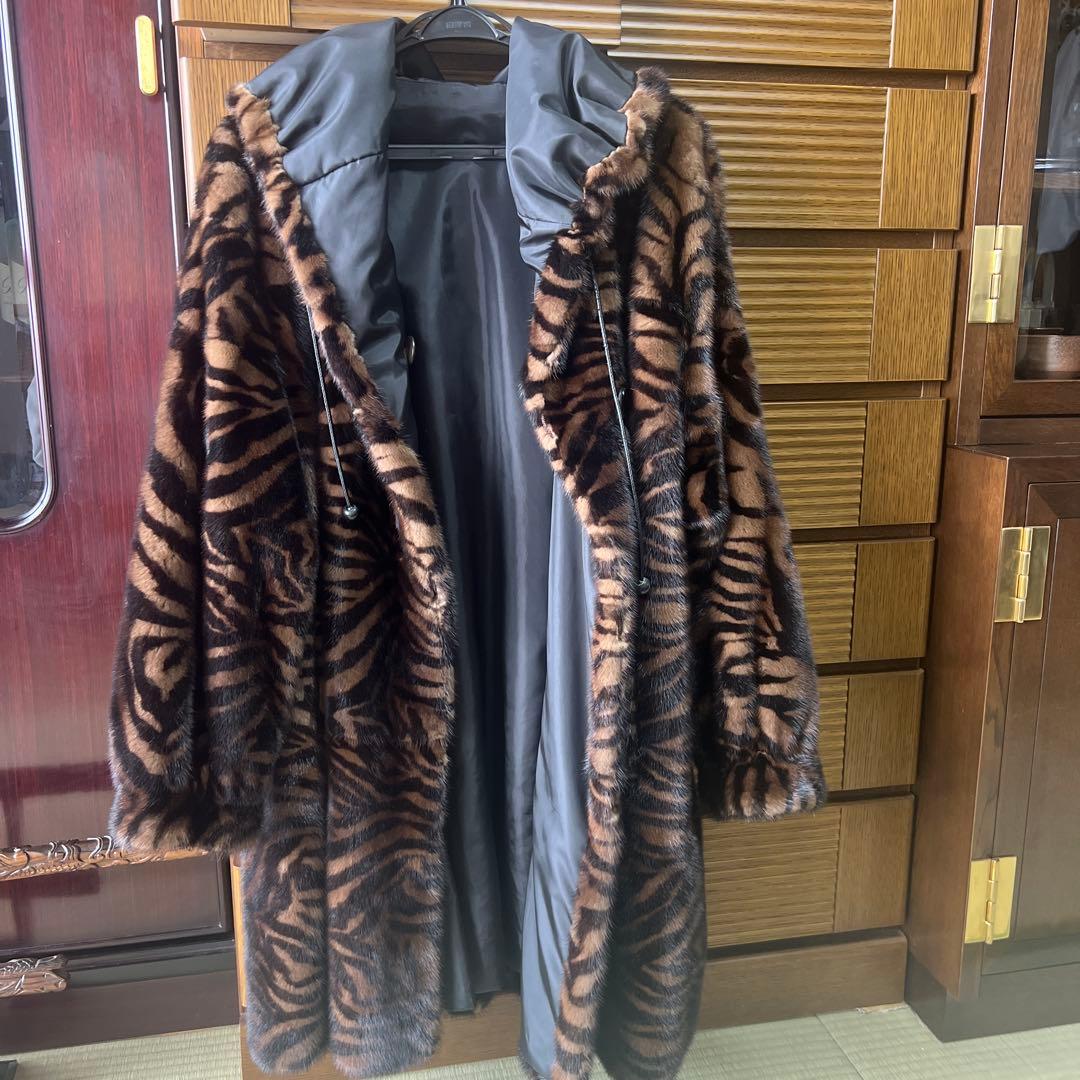 茶色と黒のストライプファーコート