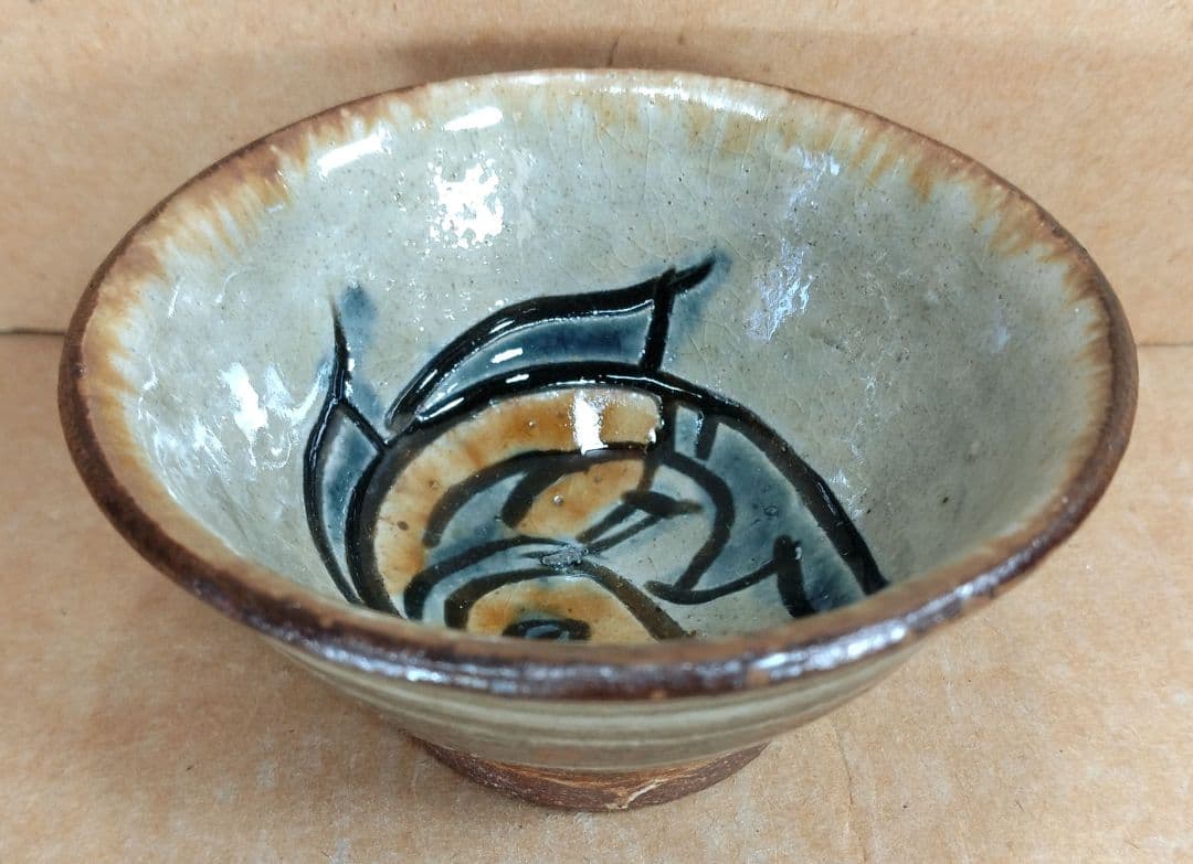 傑作【本物保証】金城次郎 壷屋焼ぐい呑(笑魚文ぐい呑）共箱 栞 人間国宝 美品