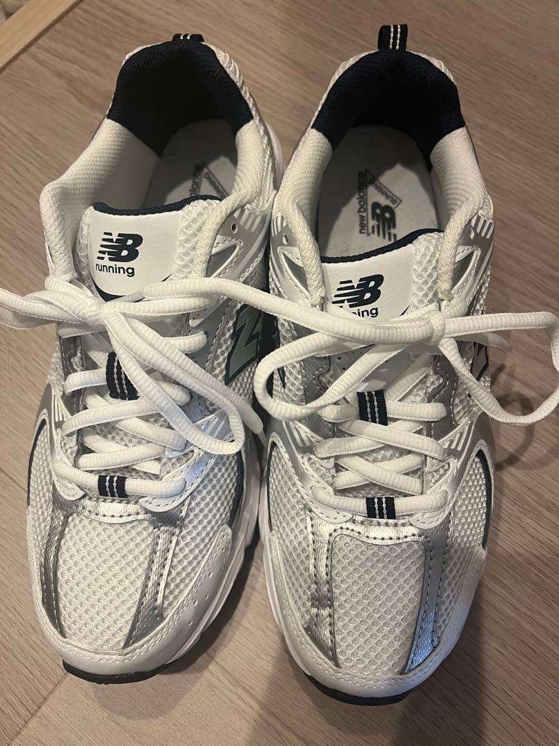 ニューバランス　スニーカー　シルバー　グレー　ホワイト