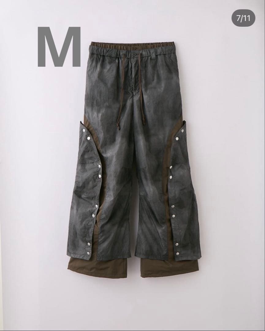 【GRANCY】 ボタンレイヤードデザインナイロンパンツ グレーグリーン M