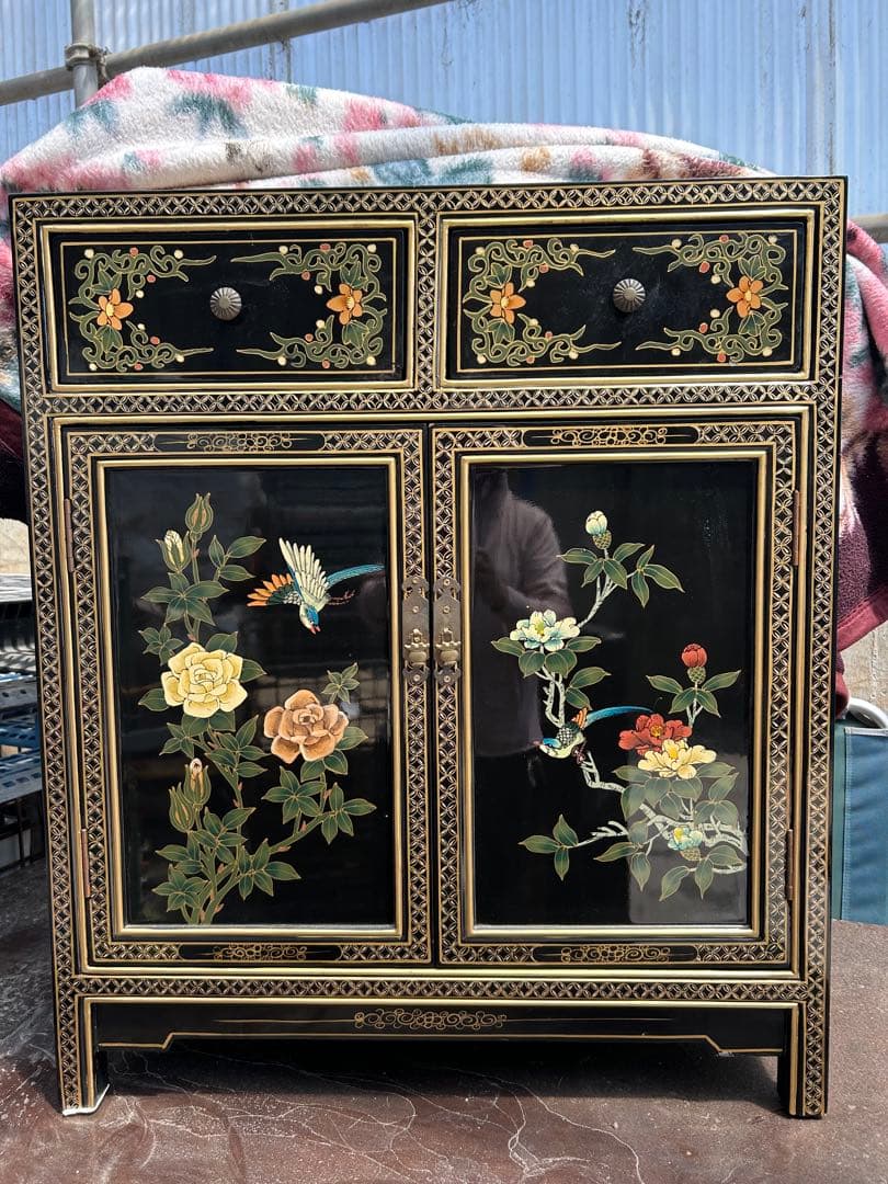 家具 花と鳥の装飾付き