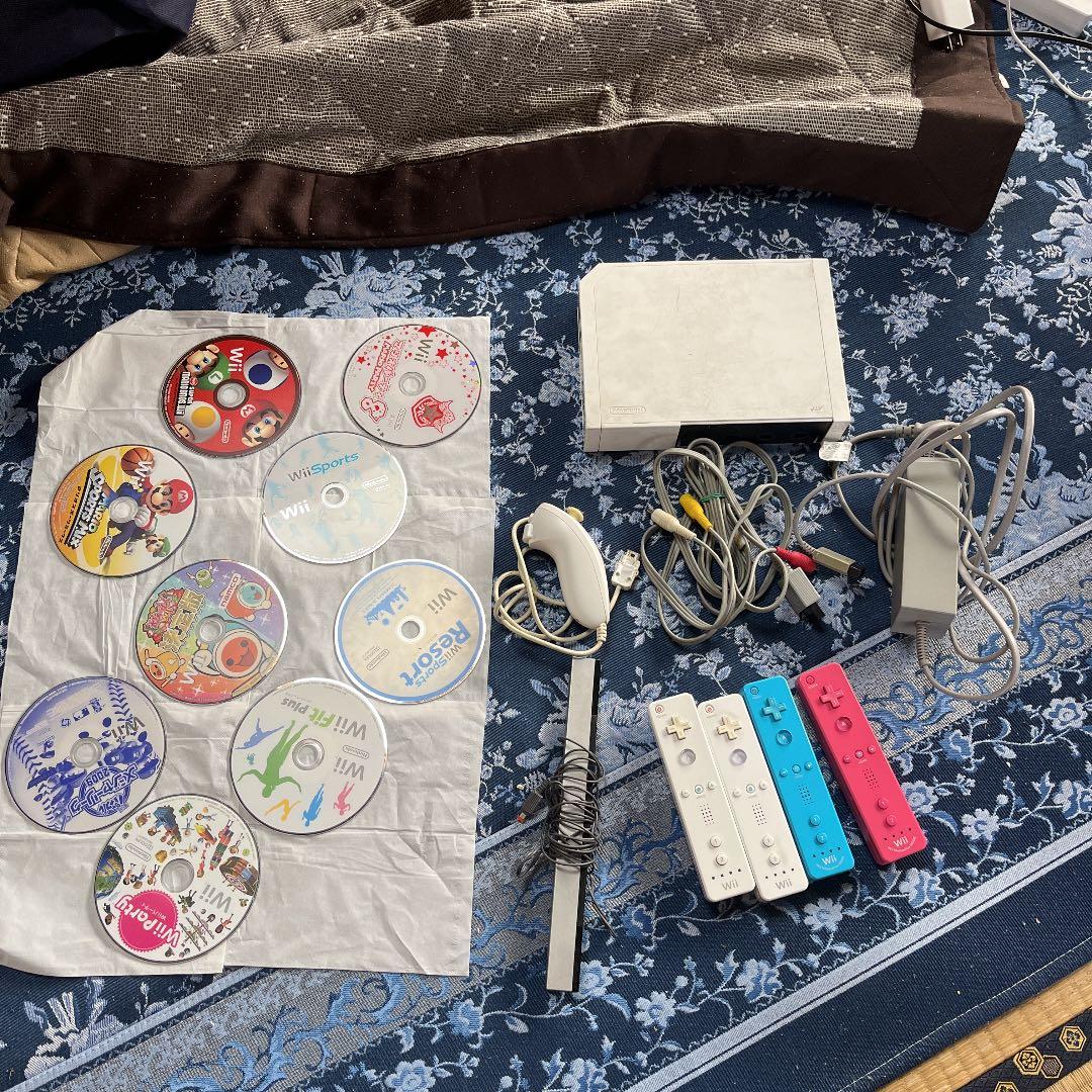 ウィー本体　ウィーリモコン4本　ヌンチャク　ソフト9本