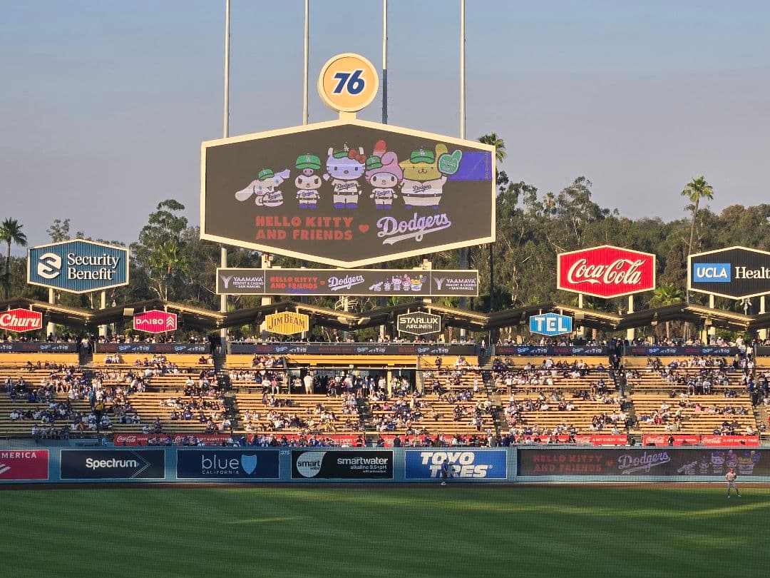 ドジャース×ハローキティコラボクロスボディバッグ　8/5限定非売品