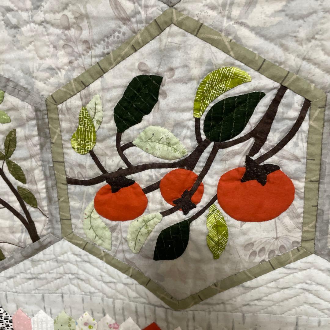 ハンドメイドパッチワークキルトの四季の草花のタペストリー