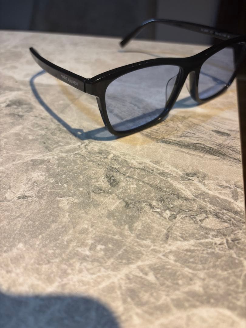SAINT LAURENT ブラックサングラス レンズは薄いブルー