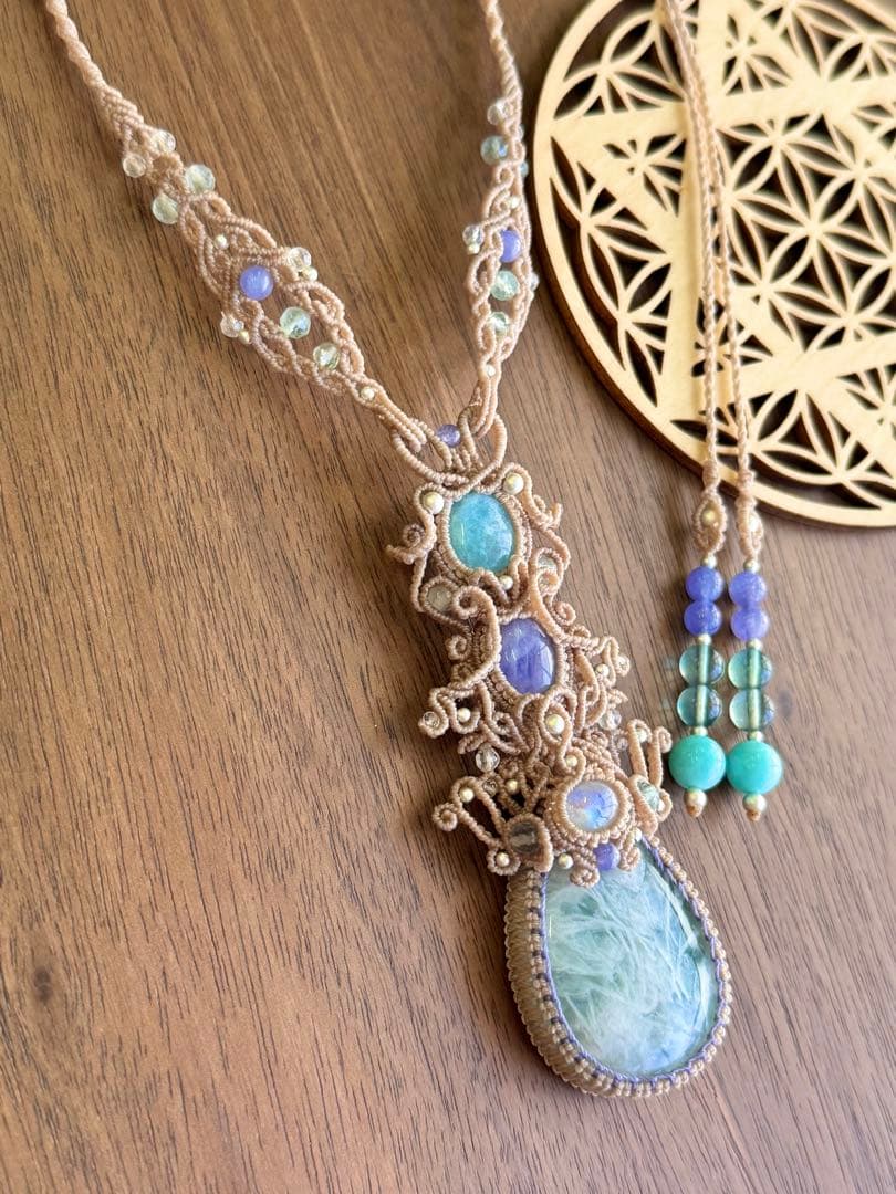 エンジェルフェザーフローライトマクラメ編みネックレス♡希少2色ハックマナイト使用