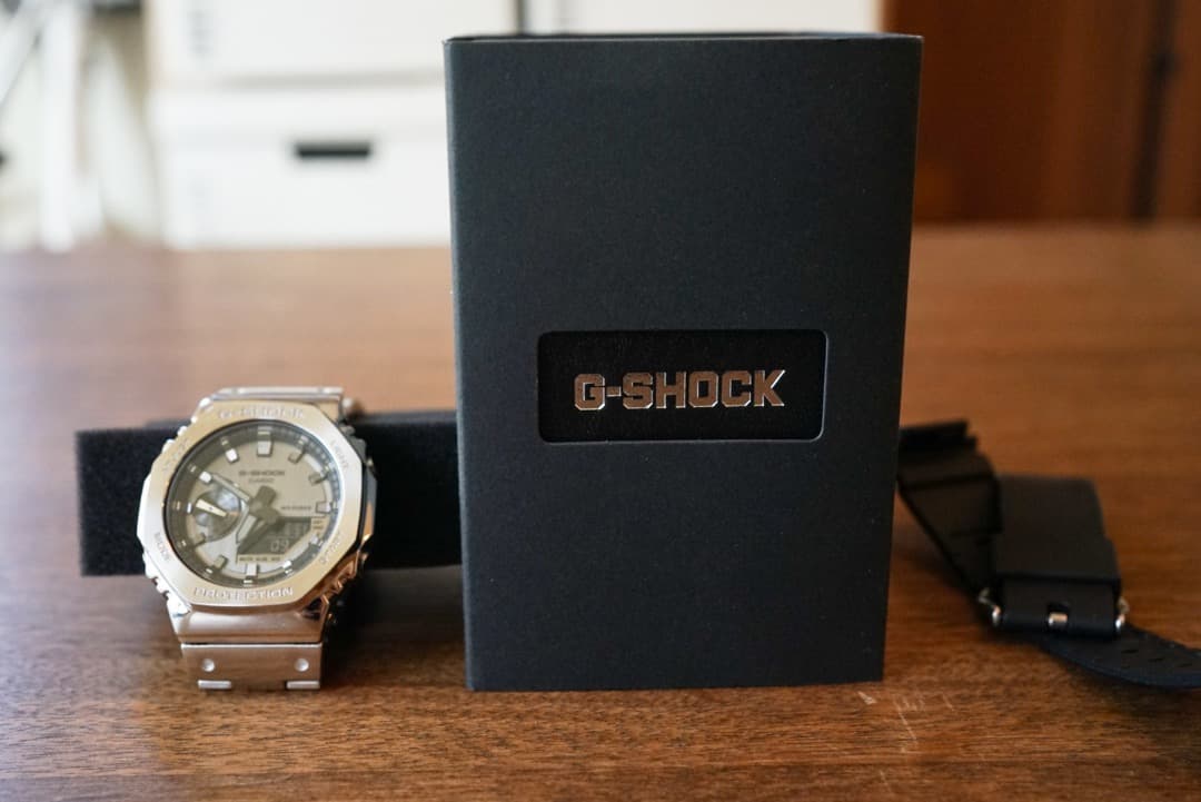 超美品　G-SHOCK GM-2100-1AJF　互換ステンレスベルト着用