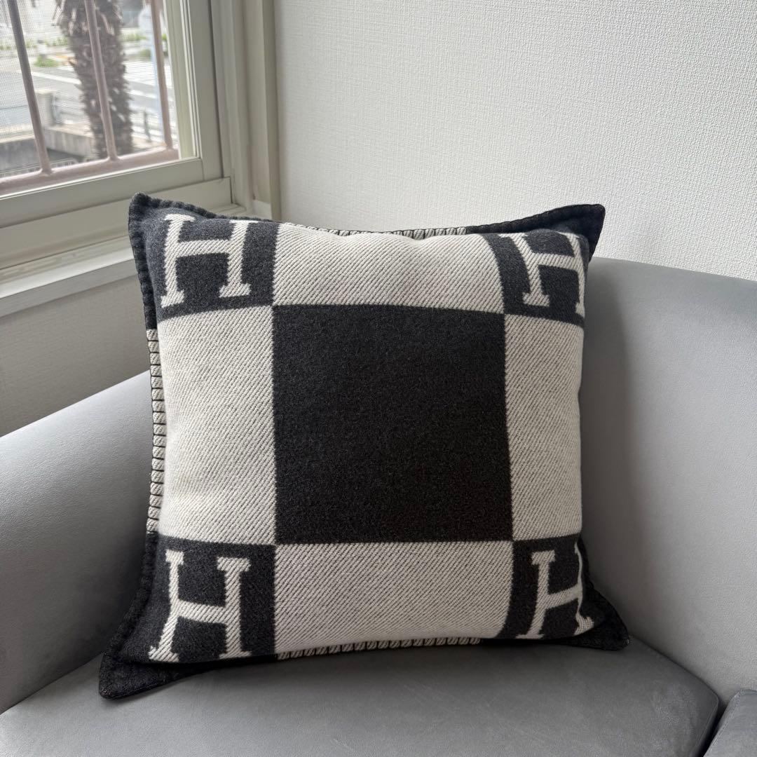 エルメス アヴァロン PM クッション エクリュxグリ・フォンセ カシミヤカバー