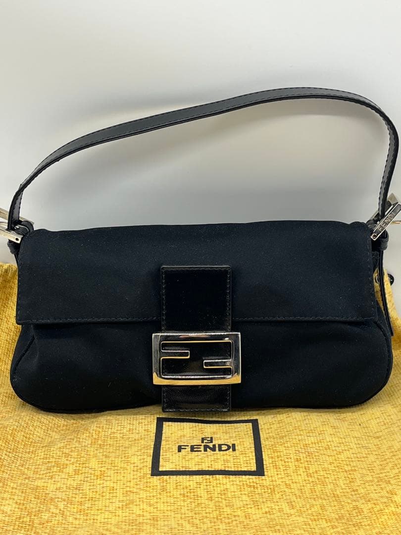【美品】FENDIフェンディ マンマバケット ブラック　シルバー金具