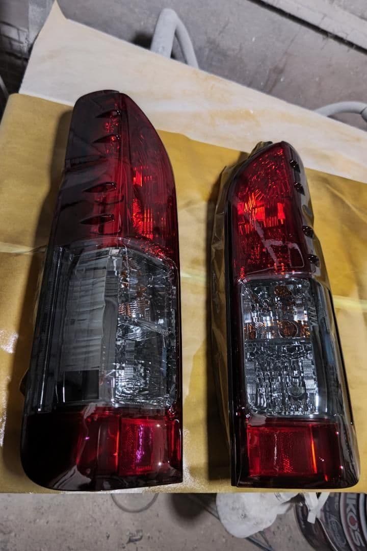 ハイエース200系納車外し純正テールベースグラデーションスモーク塗装キャンディ