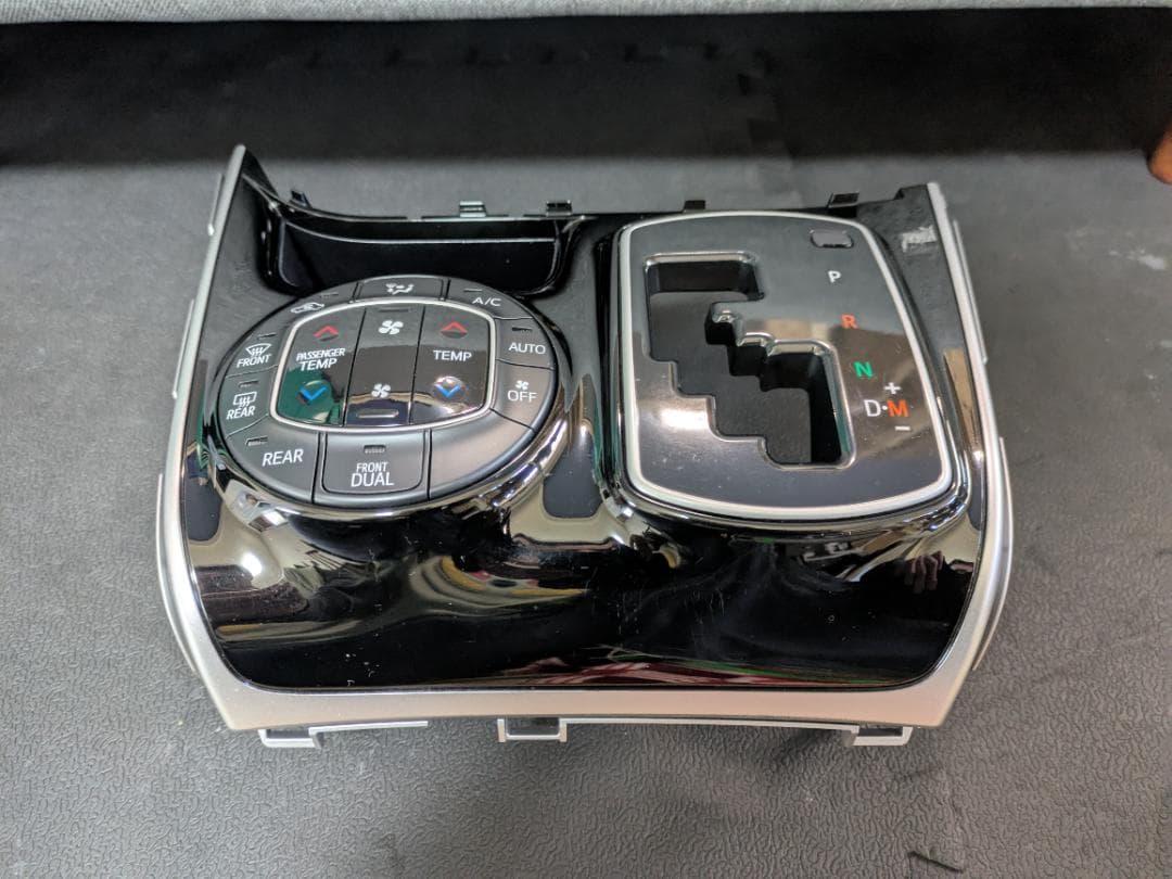 80ヴォクシーノア　ピアノブラックエアコンパネル　純正品