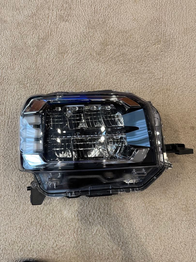 ダイハツ　タフト　LA900S 右　ヘッドライト