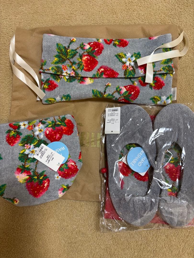 フェイラー　いちご柄スリッパとティッシュボックスカバーと小物入れセット