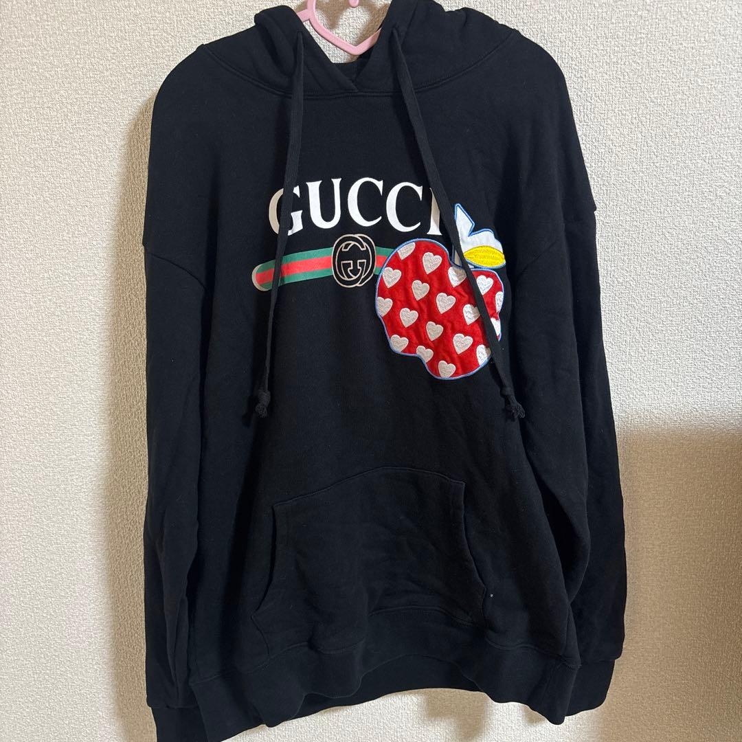 GUCCI ハート柄リンゴ刺繍パーカー