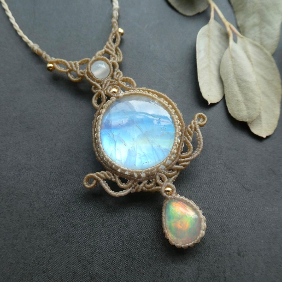 レインボームーンストーン・オパールのマクラメネックレス