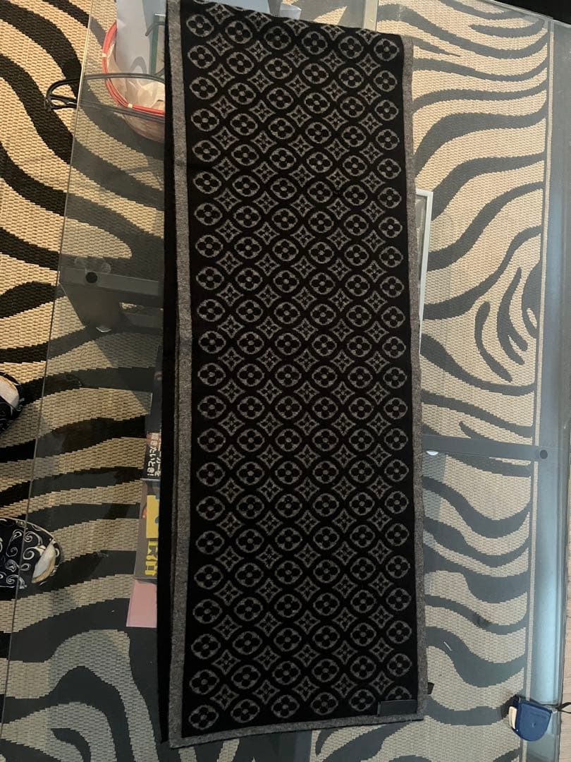 ルイヴィトンのロゴ柄のブラック、グレー マフラー